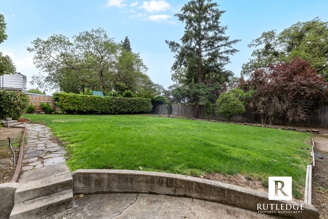 Building Photo - East Medford Charm