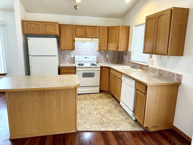 Building Photo - Welcome to Your New Home in West Pasco!