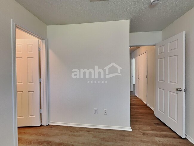Building Photo - 815 Dove Meadows Dr