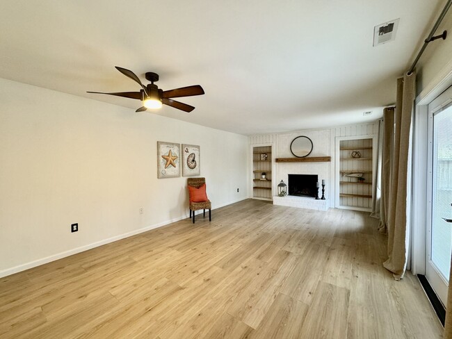 Building Photo - READY 06-11-26!! Fantastic Condo By The Beach! Fenced Patio - All Appliances - Community Pool!