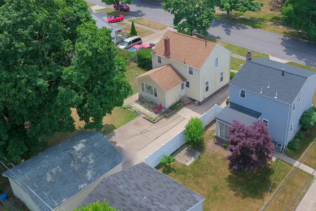 Building Photo - 2105 Eastlawn Pkwy