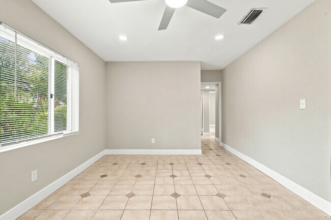 Building Photo - 1704 Paine Ave