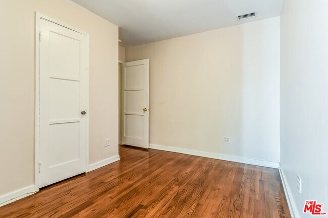 Building Photo - 801 Brooks Ave