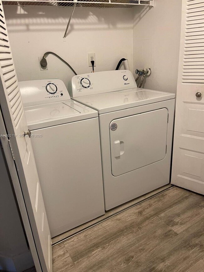 Building Photo - 8290 Lake Dr