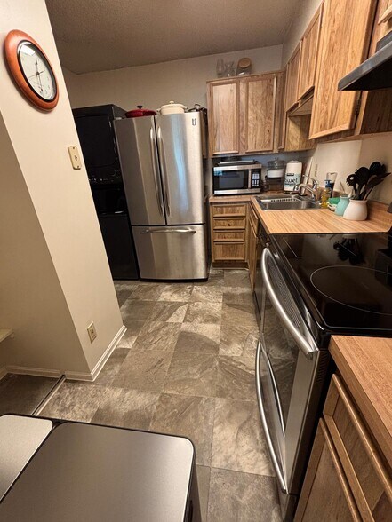Kitchen - 5903 Mount Eagle Dr