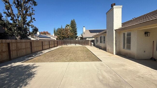 Building Photo - 3 Bedroom, 2.5 bath home in Desirable Fresno Neighborhood