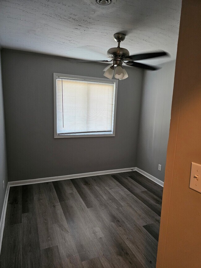 Building Photo - 1422 Ridgewood Dr