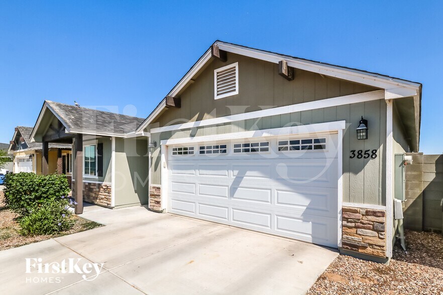 Building Photo - 3858 W Tamarisk Ave