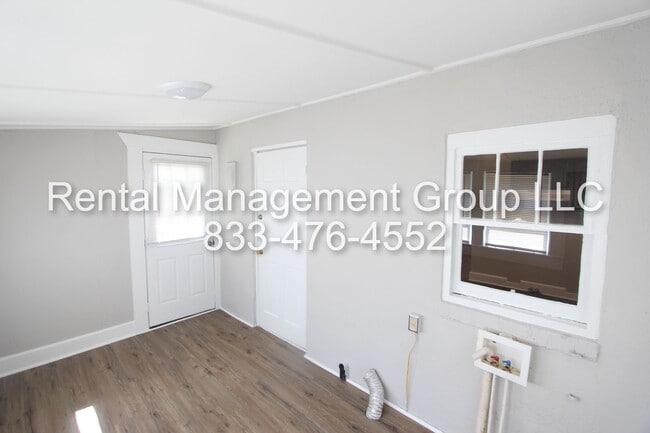 Building Photo - .New On The Market! Charming 2 bedroom 1 bath