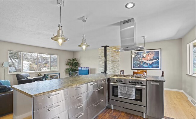 Building Photo - AMAZING 5 Bed 2 Bath Single Family Home in South Boulder!