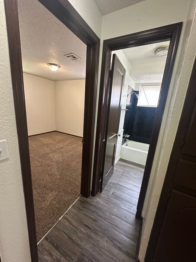Building Photo - Spacious 4 bed, 1.5 bath