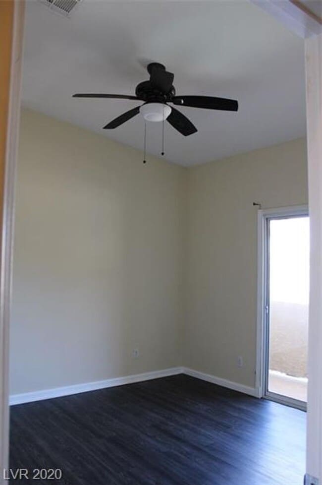 Building Photo - Bright & Beautiful 3-Bed Townhome with Bal...