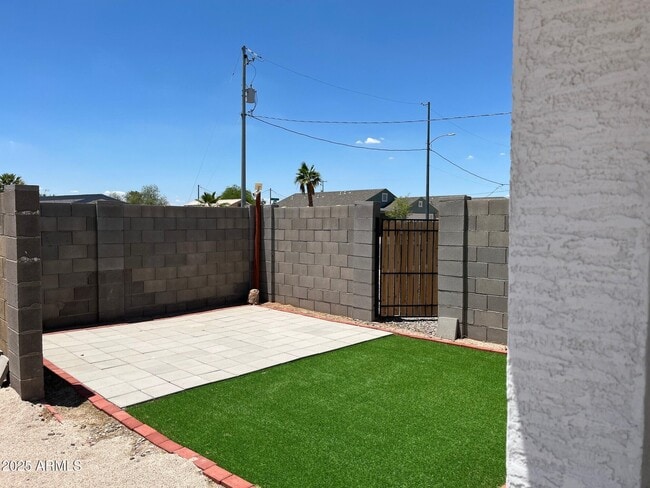 Building Photo - 545 W Ocotillo St