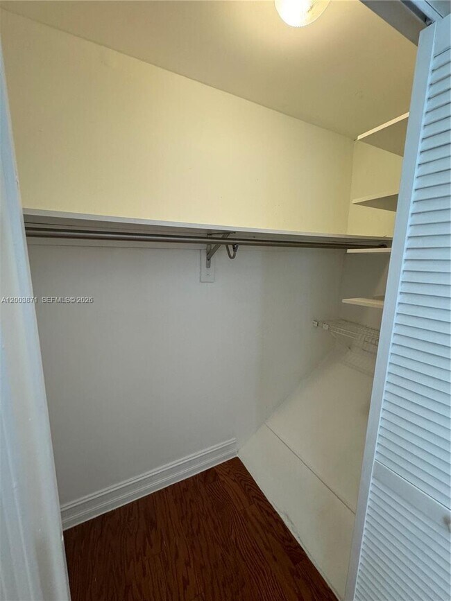 Building Photo - 3920 Woodside Dr