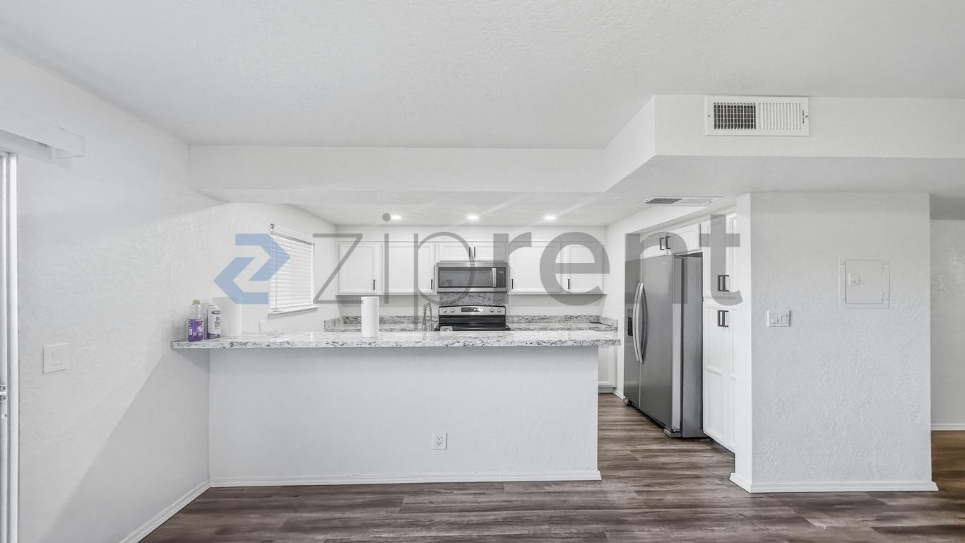 Building Photo - 5188 E Ashlan Ave