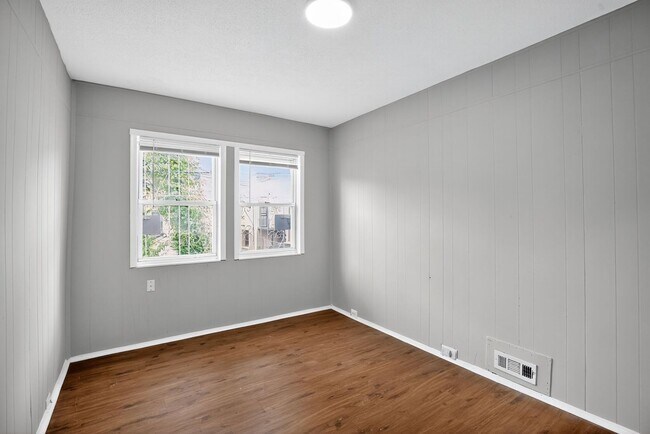 Building Photo - Narcissus