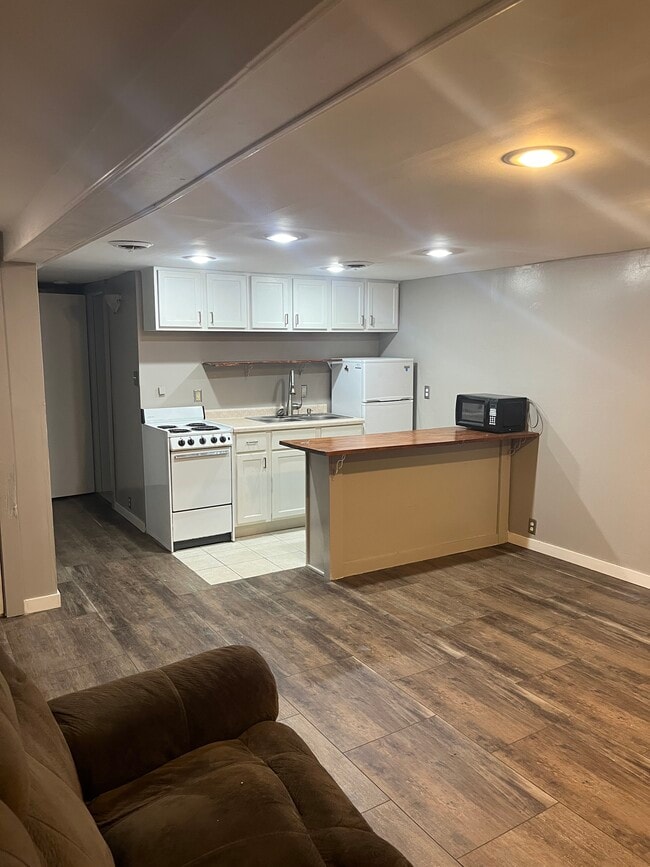 Building Photo - 1008 S 6th St