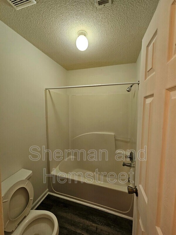 Building Photo - 318 Commons Dr