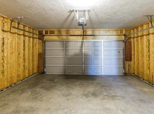 Building Photo - 2 bed 2 bth duplex- available now