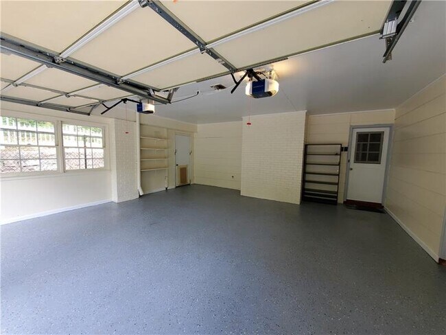 Building Photo - 2456 Leslie Dr NE