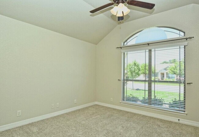 Building Photo - Harker Heights Home With Upgraded Features