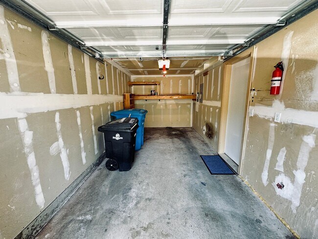 Building Photo - Shoreline - 2 Bedroom plus 1 den/ 2 Bath T...