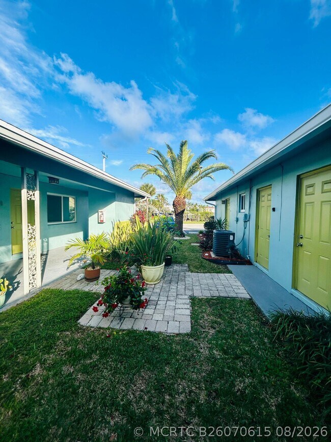 Building Photo - 4421 Poinciana St