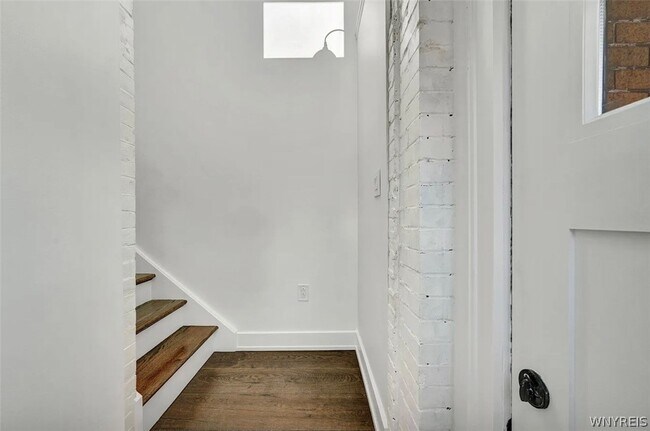 Building Photo - 162 Allen St