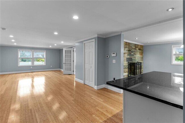 Building Photo - 10 Cooke Pl