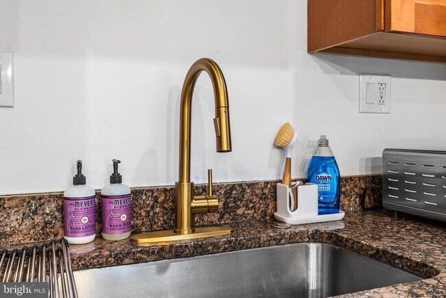 Building Photo - 569 N 20th St