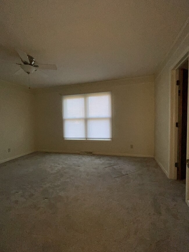 Building Photo - 3 Bedroom 2 Bathroom