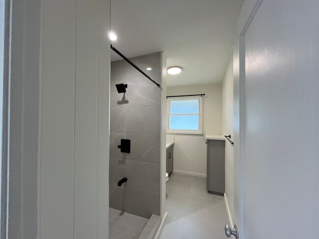 Building Photo - R1181ach