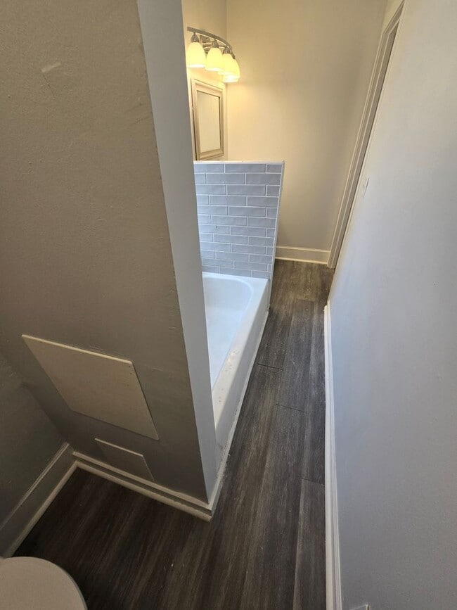 Building Photo - 3 BEDROOM SINGLE FAMILY