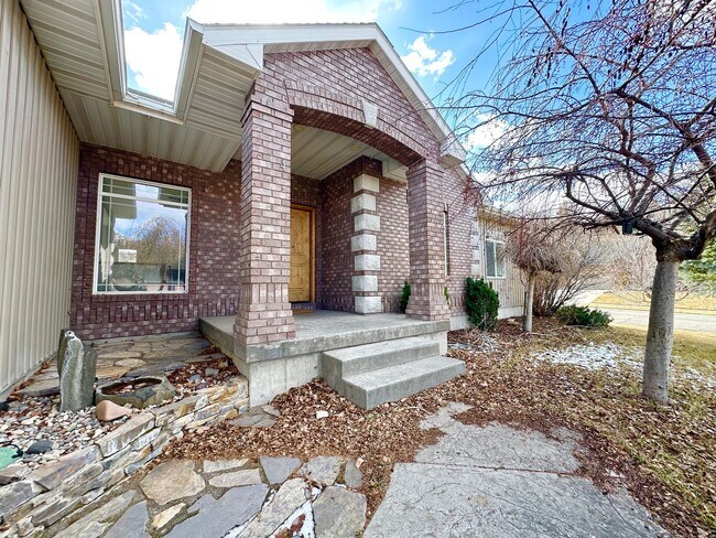 Building Photo - Stunning 6 Bed / 3 Bath | Great Location | Expansive Living Space