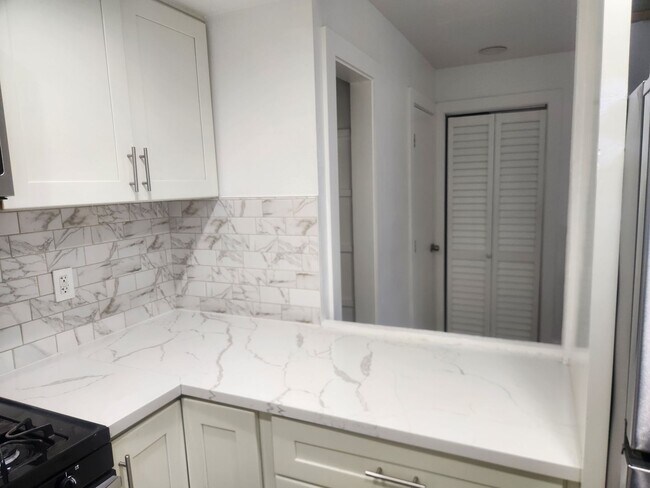 Building Photo - Clean and bright throughout, 2-bedroom, 1.5 Bathroom, two story unit in a great Windsor location!