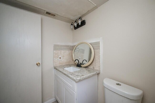 Building Photo - 3900 Woodchase Dr
