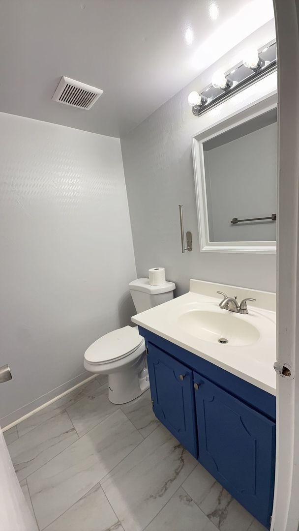 Building Photo - Spacious 3-Bedroom Norfolk Townhome with In-Unit Laundry and Fenced Outdoor Space