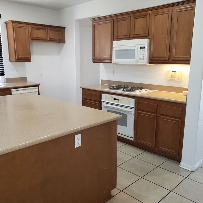 Building Photo - GORGEOUS 4 Bedroom** & 3 full bathrooms on a Cul-De-Sace Home!!