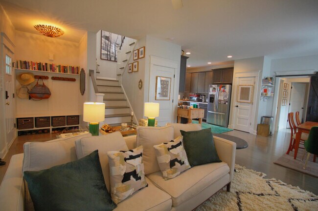 Building Photo - Charming 3 bedroom 2.5 bath home in incredible Durham location, with a massive fenced in yard!