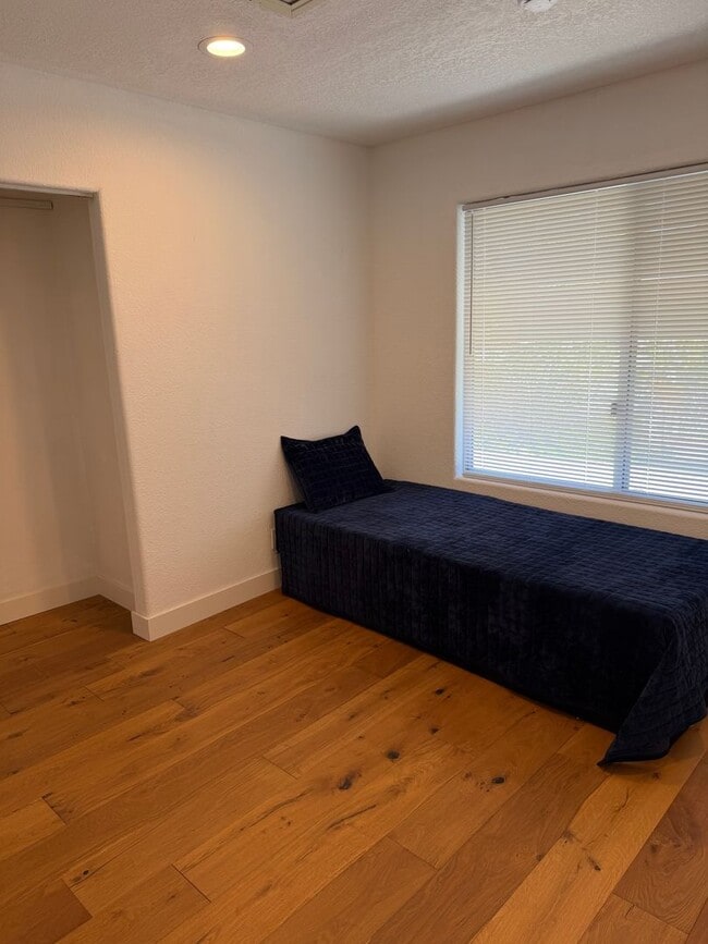 Building Photo - 4 bed, 3 bath cul-de-sac home!