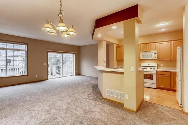 Building Photo - Bright End-Unit 2BD Townhome with Fireplace, Deck & Big Bedrooms