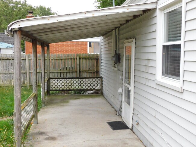 Building Photo - Sharp Bungalow in Great Location