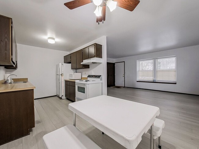 Building Photo - COMING SOON! Charming and Comfortable Living on Bayview Drive