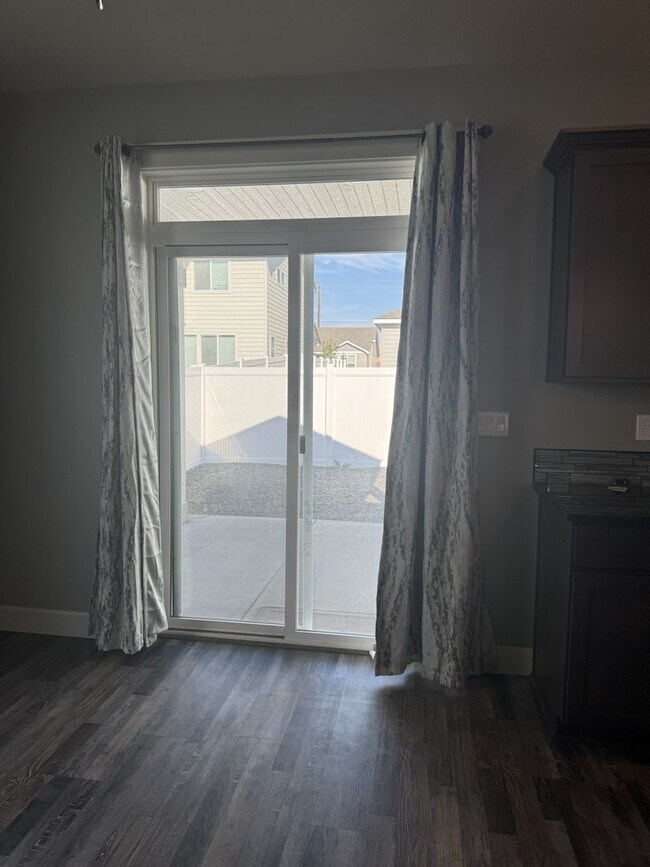 Building Photo - Lovely Open concept Low Maintenance