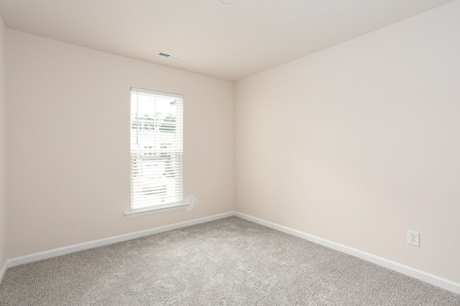 Building Photo - Beautiful 3 bedroom, 2.5 bath townhome in ...