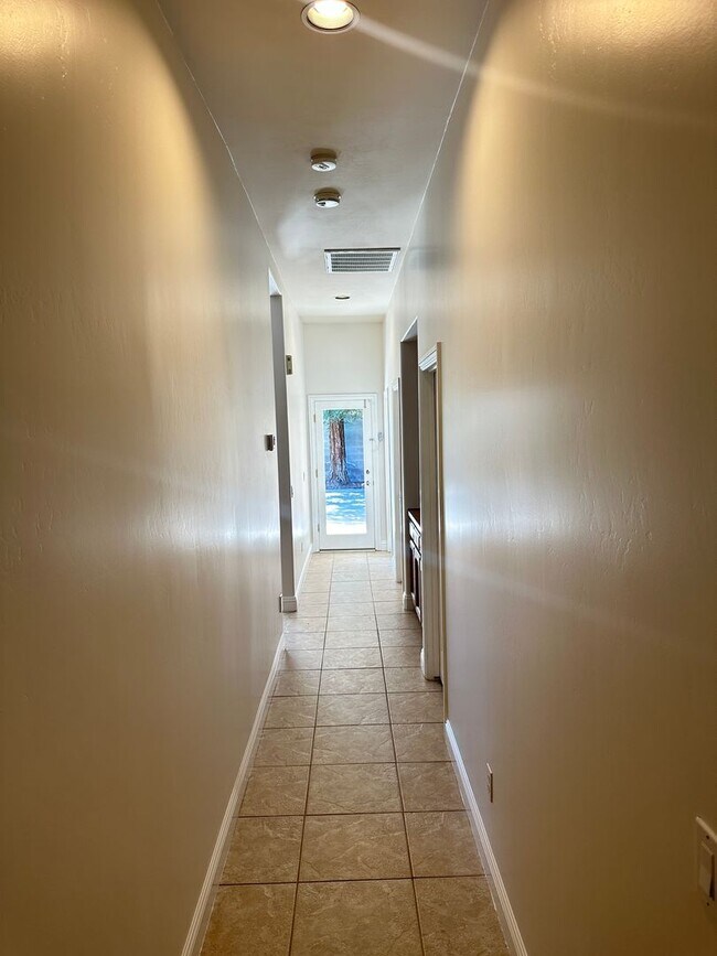 Building Photo - Elegant 4-Bedroom Home in the Prestigious ...