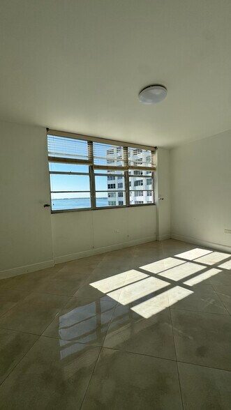 Building Photo - 825 Brickell Bay Dr