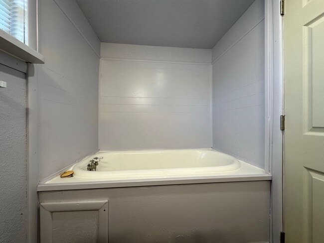 Building Photo - Charming 3 Bedroom / 2 Bathroom (1176 sf)