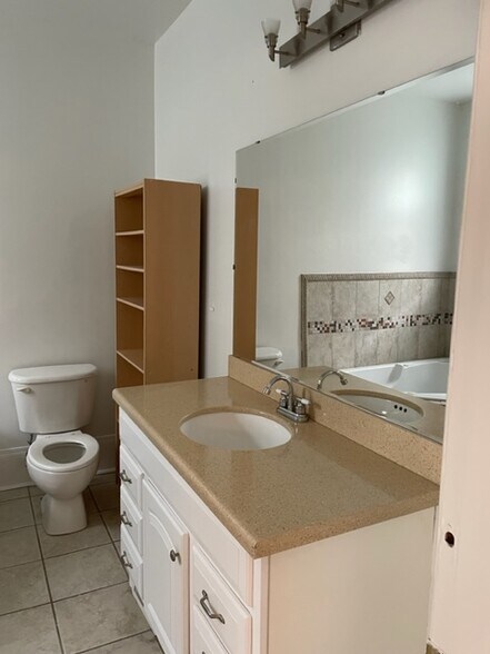 Full bathroom #2 - 348 17th Ave