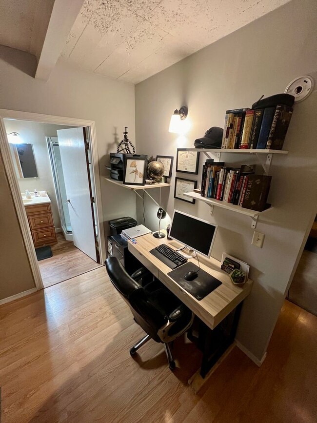 Building Photo - Industrial Style 3 Bedroom Home AVAILABLE JUNE!!!